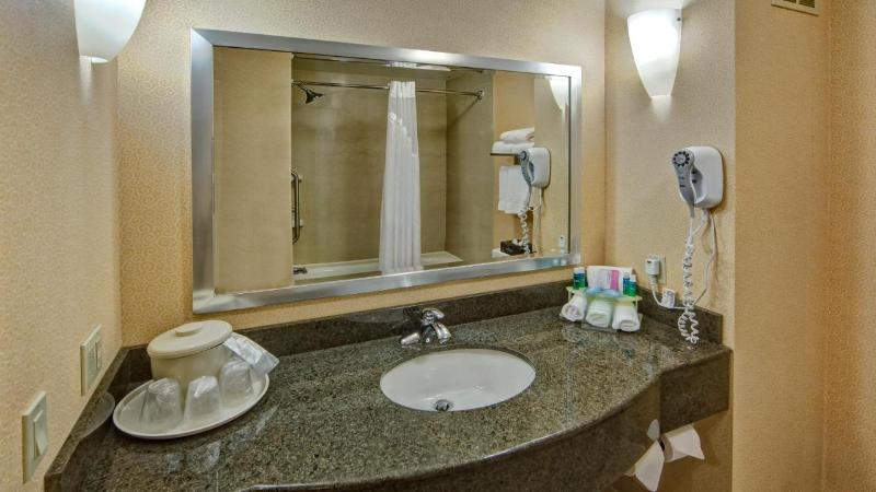 מיטת קינג בסוויטה, Holiday Inn Express & Suites Cookeville, An Ihg