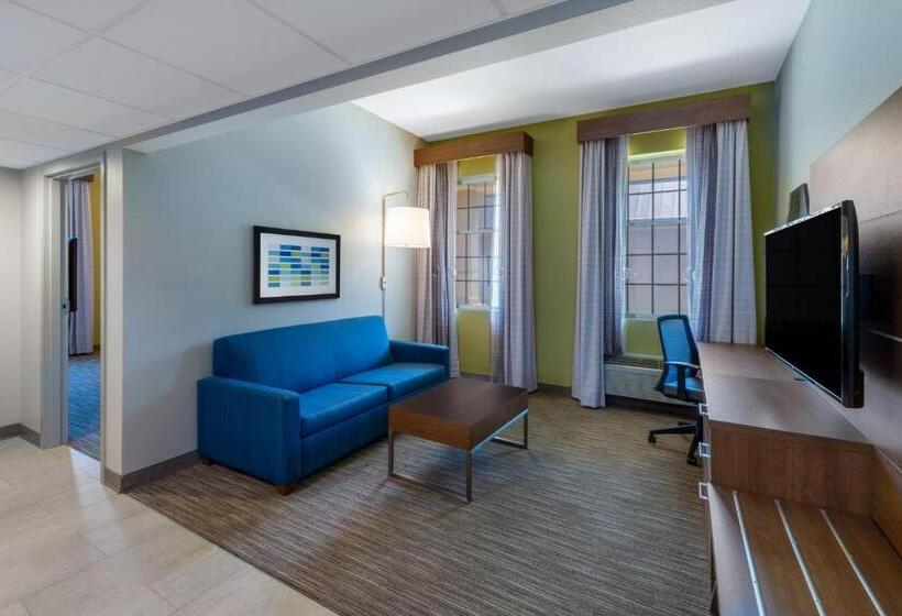 Люкс Кровать Кинг, Holiday Inn Express State College At Williamsburg Square, An Ihg