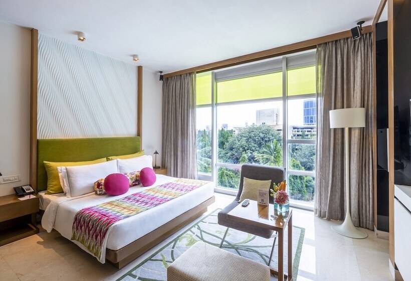 带泳池景观的优质房间, Vivanta Bengaluru, Whitefield