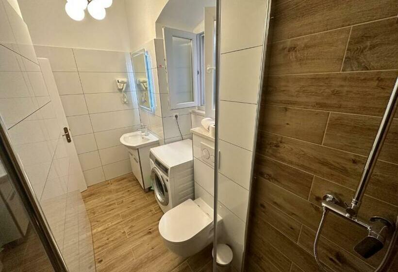 اتاق استاندارد با سرویس بهداشتی مشترک, Hostel Split