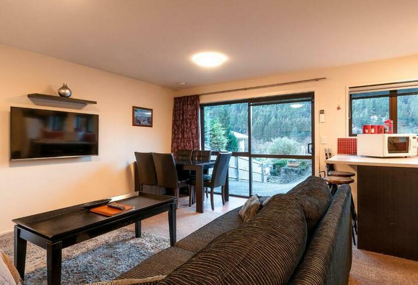 스탠다드 스튜디오, Coronet View Apartments