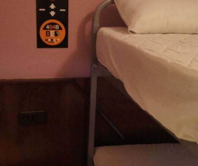 Standard Quadruple Room, Moon Hostel Bio