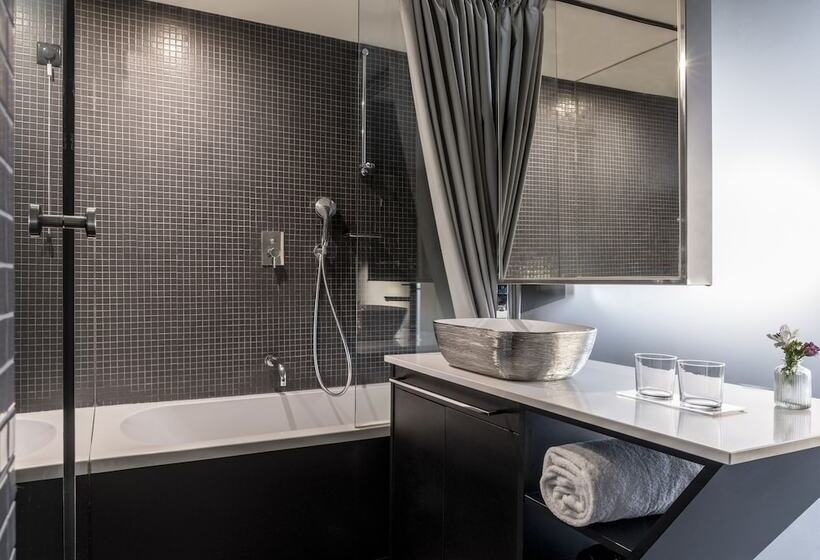 اتاق کلاب, 9hotel Mercy