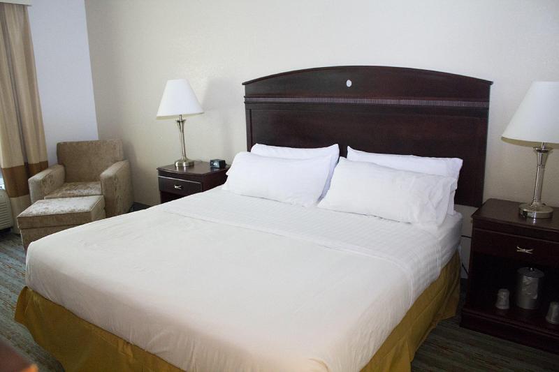 스탠다드 룸 킹사이즈 침대, Holiday Inn Express West Jefferson, An Ihg