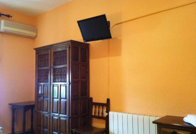 Номер Стандарт Трехместный, Hostal Paracuellos
