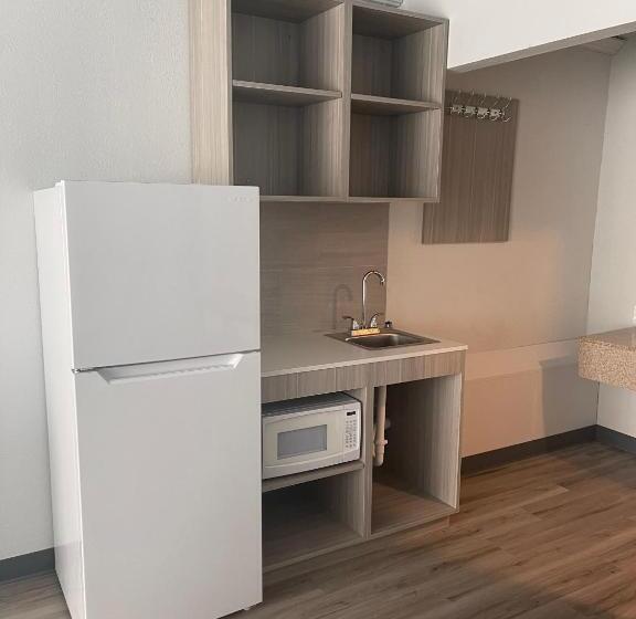 Студия Deluxe, Suburban Studios Pueblo North