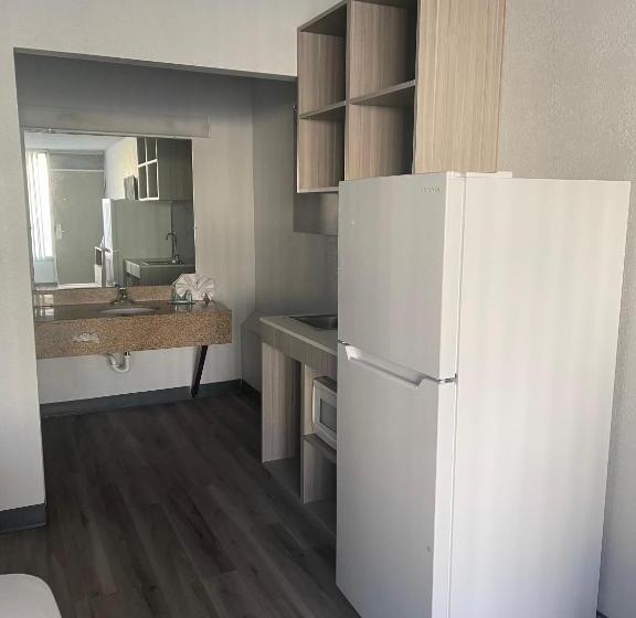 Студия Deluxe, Suburban Studios Pueblo North