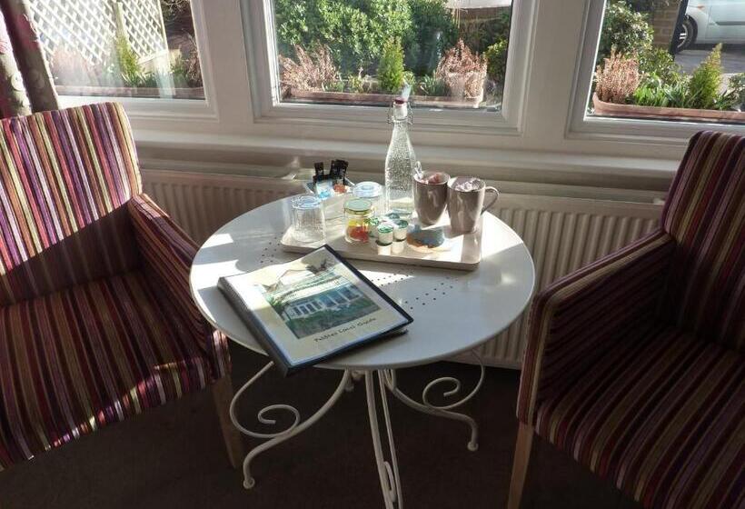 اتاق لوکس با چشم‌انداز دریا, Pebbles Guest House