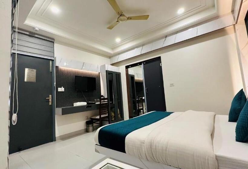 غرفة سوبيريور سرير كينج, Baba Deluxe At New Delhi Railway Station  By Rcg Hotels