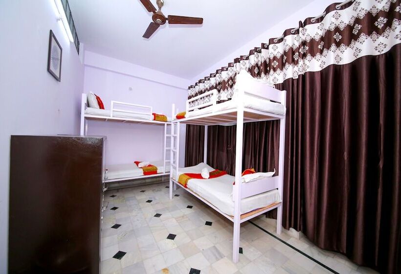 تختخواب در اتاق مشترک, Rishikesh Sadan