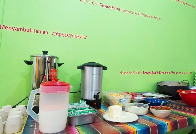 ルームシェアのワンベッド, Hostal Amigo