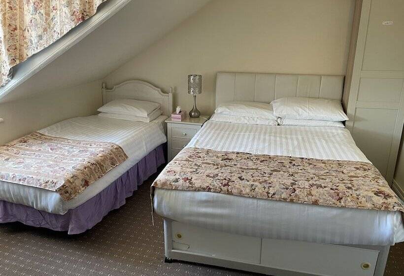 バスルーム共有のトリプルスタンダード, Diamonds Villa Near York Hospital