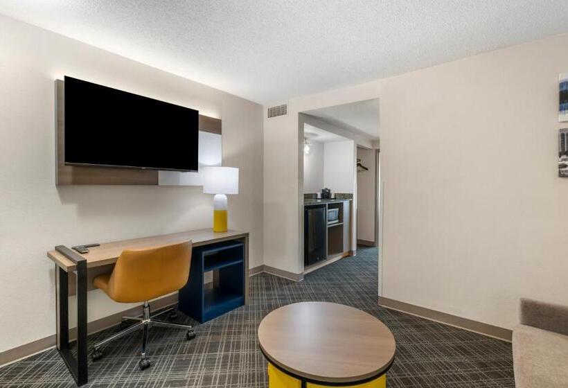 스위트 킹사이즈 침대, Comfort Inn & Suites Hampton Near Coliseum