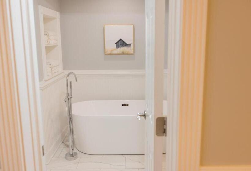 Люкс 2 Спальни, The Burrus House Inn Waterfront Suites