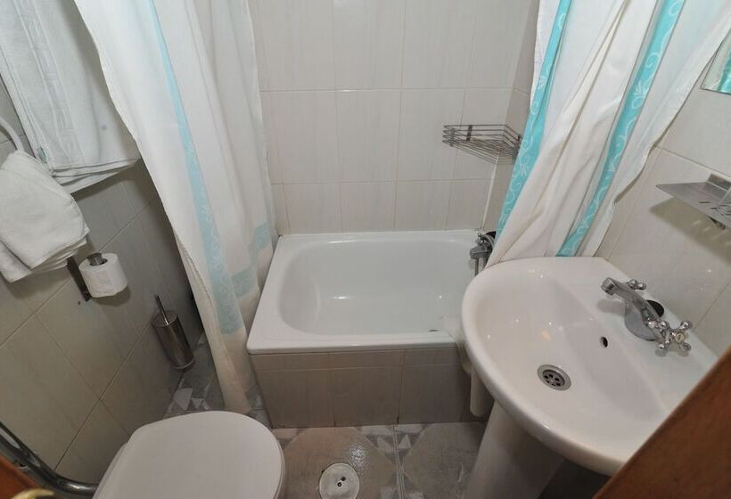 Номер Стандарт Трехместный, Hostal Goyma Ii