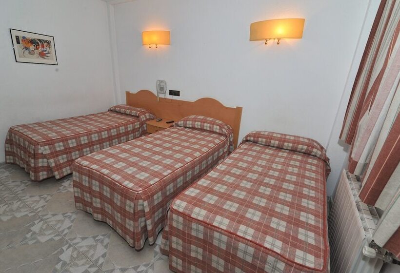 Номер Стандарт Трехместный, Hostal Goyma Ii