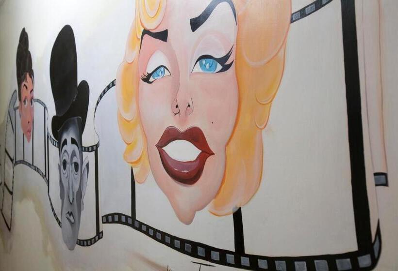 اتاق استاندارد چهارنفره با بالکن, Cineholiday