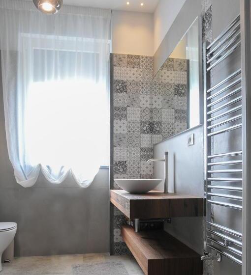 اتاق لوکس, La Casa Dell Alloro