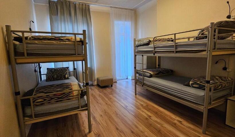 تختخواب در اتاق مشترک, Mr Jo’s Hostel