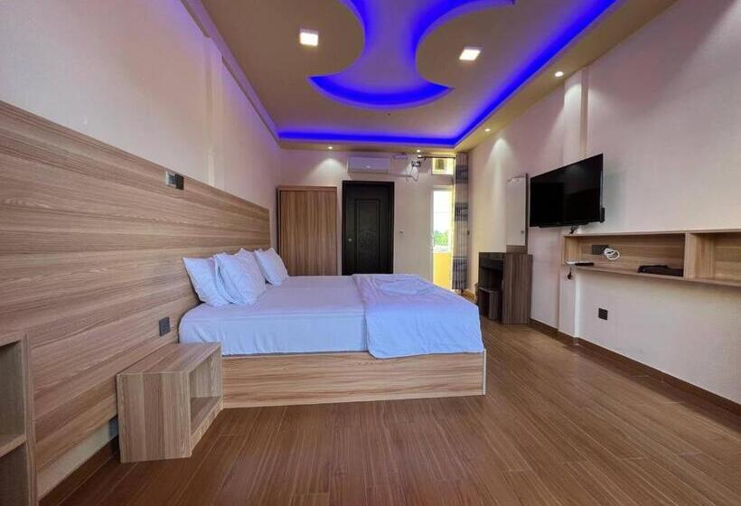 اتاق لوکس با بالکن, Aasna Inn