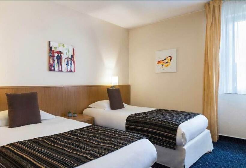 Номер Стандарт, Greet Hôtel Montbéliard