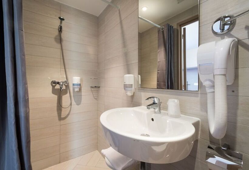 غرفة قياسية ثلاثية مطلة علي حمام السباحة, Hôtel Thalassa