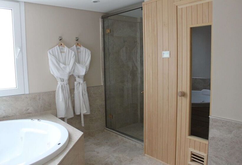 سوییت لوکس, Club Frances