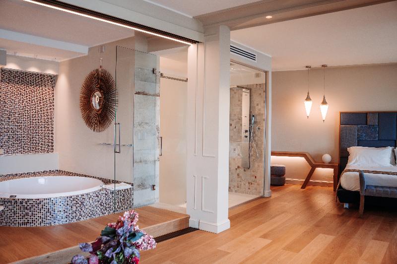 سوییت لوکس, Golfo Dei Poeti Relais & Spa