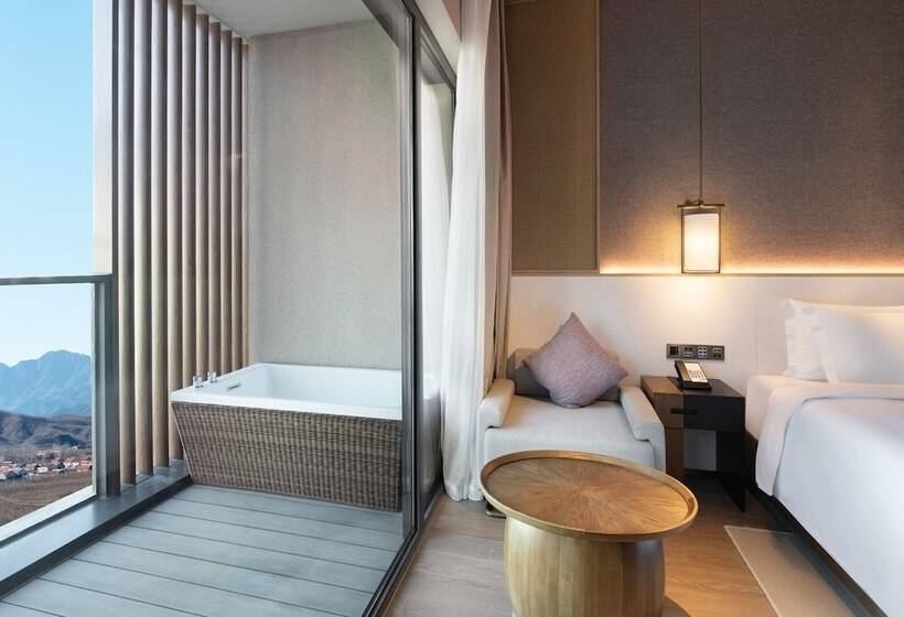 Номер Стандарт с Балконом, Crowne Plaza Zunhua Hot Spring Town, An Ihg