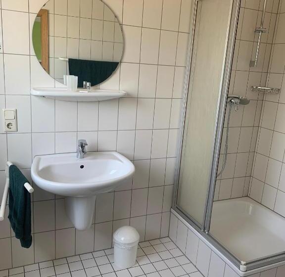 Номер Стандарт Индивидуальный, Zur Schleuse