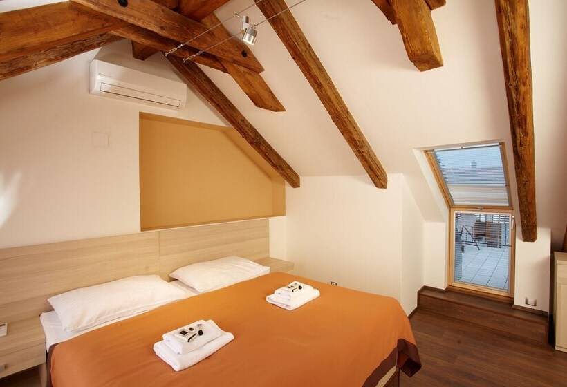带1个卧室的带阳台的公寓, Residence U černé Věže české Budějovice