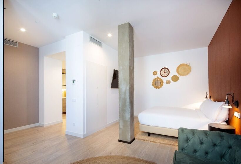 اتاق استاندارد با تخت بزرگ, Atocha Hotel Madrid, Tapestry Collection By Hilton