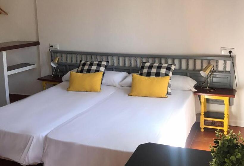 Номер Стандарт Трехместный, Hostal Leon Dormido