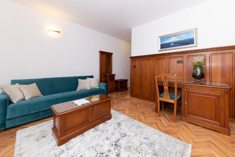اتاق لوکس, Heritage Hotel Tisno