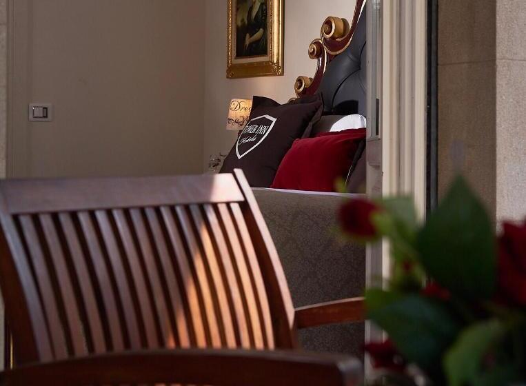 اتاق لوکس با بالکن, Villa Tower Inn
