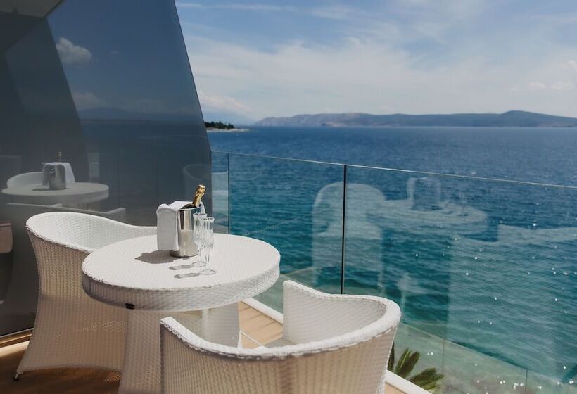 اتاق سوپریور با چشم‌انداز دریا و بالکن, Luxury Hotel Amabilis