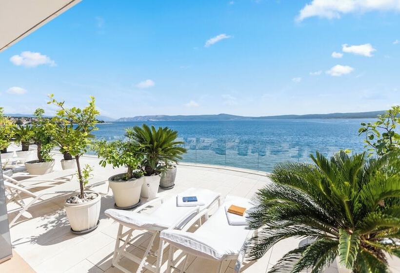 اتاق لوکس با چشم‌انداز دریا, Luxury Hotel Amabilis