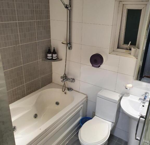 חדר אקונומי לשלושה, Dalgona Guesthouse
