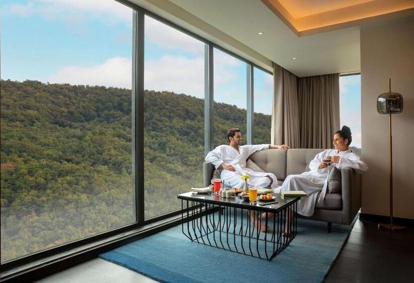스탠다드 룸 킹사이즈 침대, Hyatt Regency Dehradun Resort And Spa