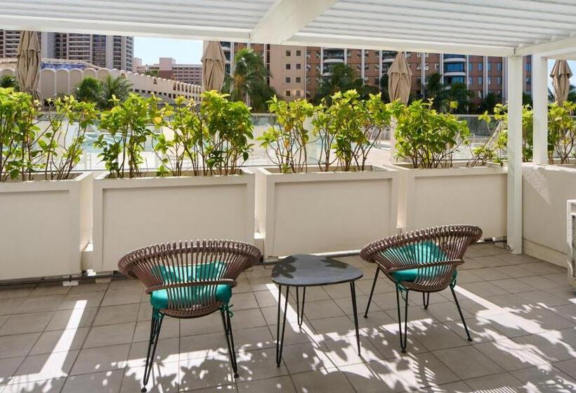 سوئیت جونیور دولوکس با چشم‌انداز استخر, Ilikai Hotel & Luxury Suites