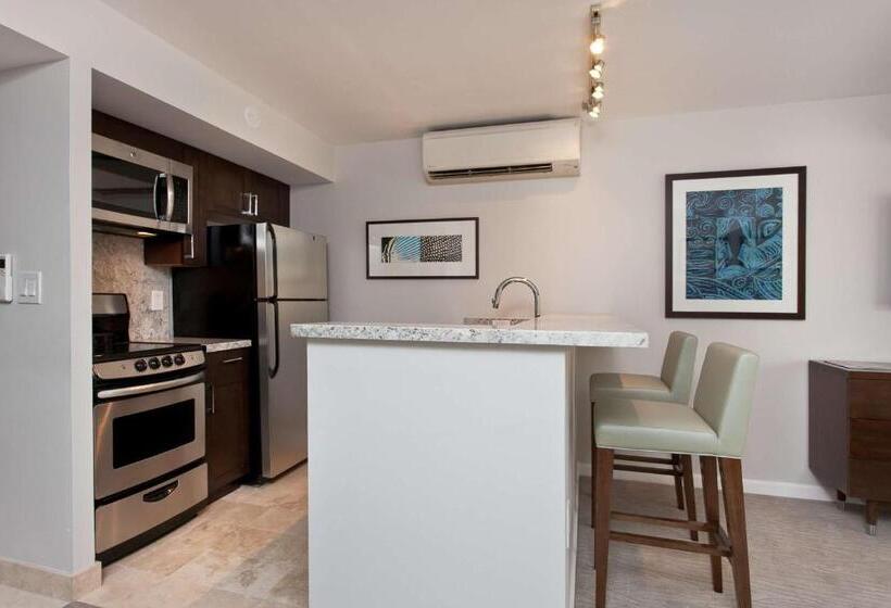 سوئیت جونیور دولوکس با چشم‌انداز استخر, Ilikai Hotel & Luxury Suites