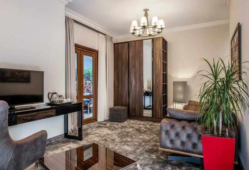 اتاق اکونومی, Ambassadori Tbilisi