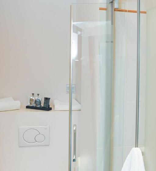 Номер Стандарт Трехместный, The Originals Boutique La Villa Ouest & Spa