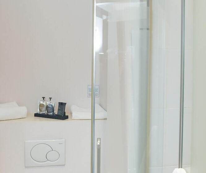 Номер Стандарт Трехместный, The Originals Boutique La Villa Ouest & Spa