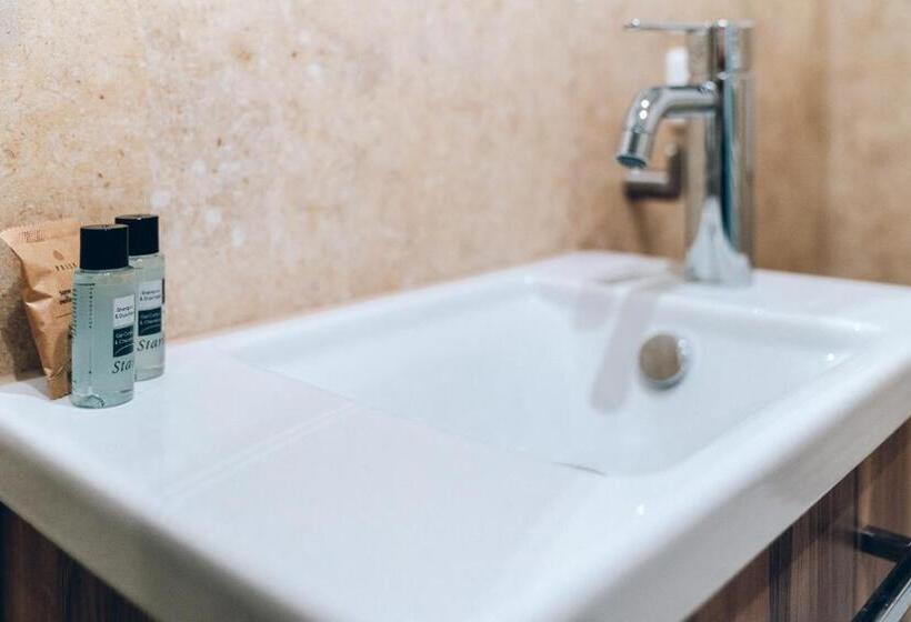 اتاق استاندارد یک نفره, Adelheid Hotel Garni