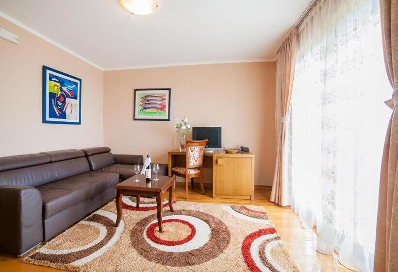 سوییت جونیور با چشم‌انداز دریا, Petrovac