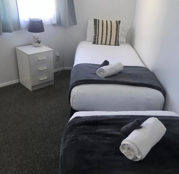 스탠다드 스튜디오, Fairway Motel & Apartments