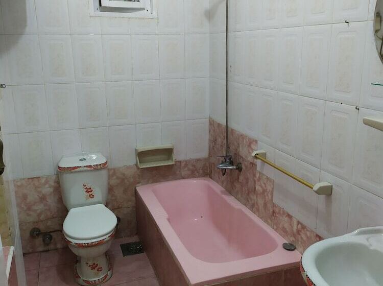 اتاق استاندارد سه نفره, Cairo Moon Hostel