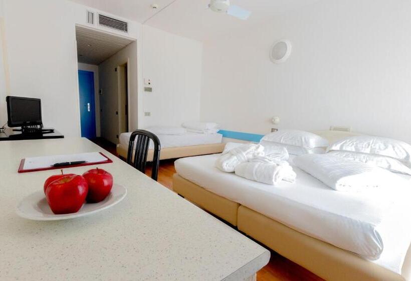 스탠다드 트리플 발코니 룸, Hi Hotels Riva