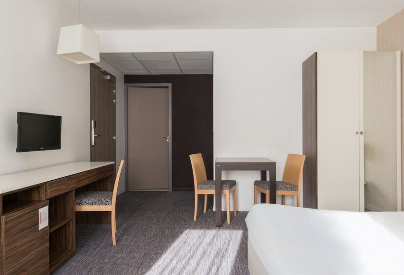 Четырехместный Номер Стандарт, The Originals City, Hôtel Le Coeur D Or, Sedan Est